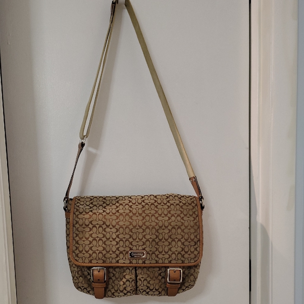 Elegant Tan Crossbody Bag, Used Very Good Condition, No Damage, Smoke Free.